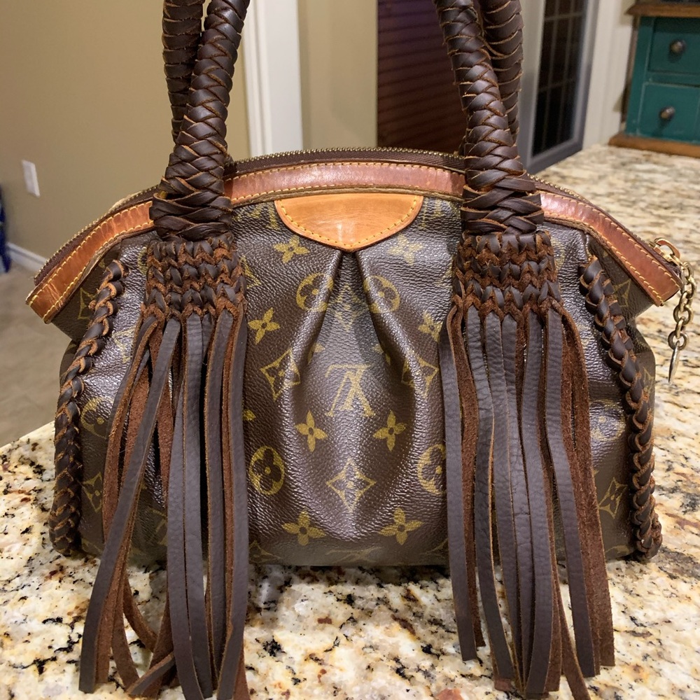 I’m selling my genuine LV (Louis Vuitton) purse. - Picture 2 of 7
